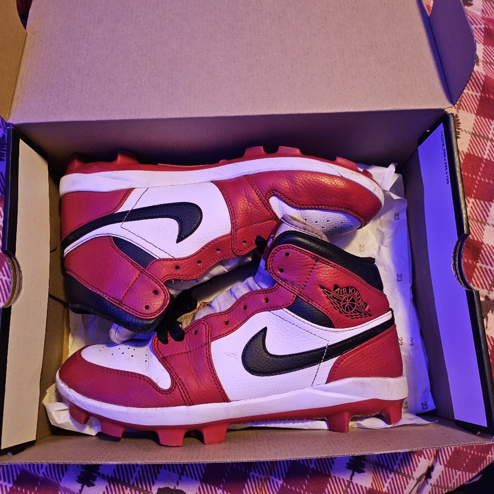Jordan 1 "Chicago" cleats